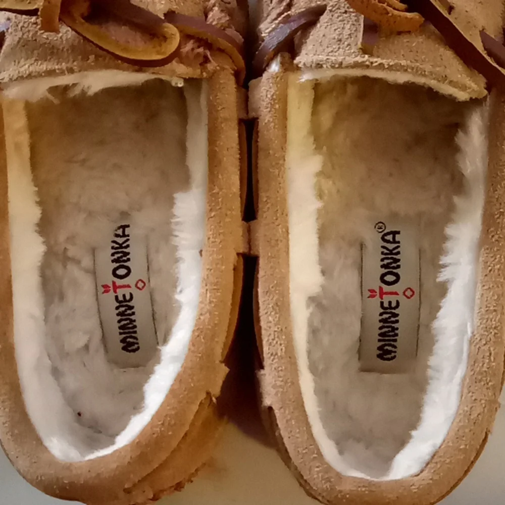 Unisex Toddler size 9 Minnetonka Slippers